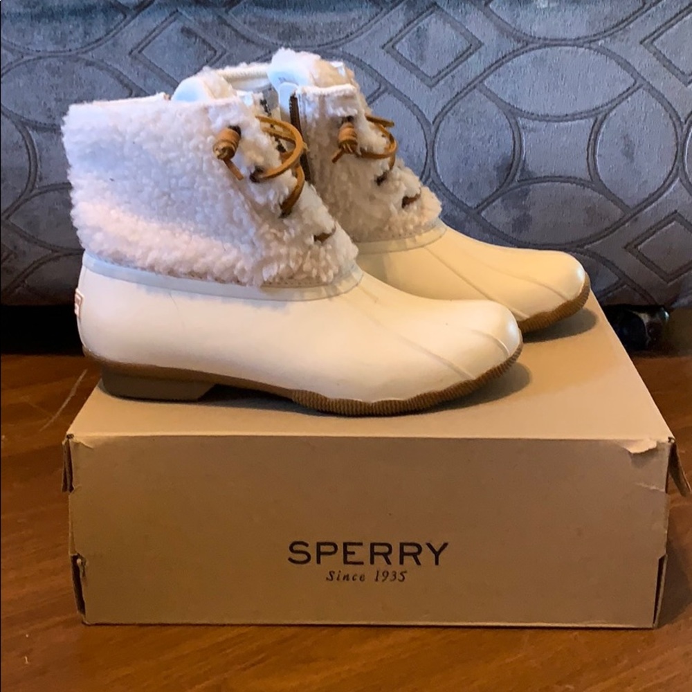 Women's Saltwater Cozy Duck Boot Size 8